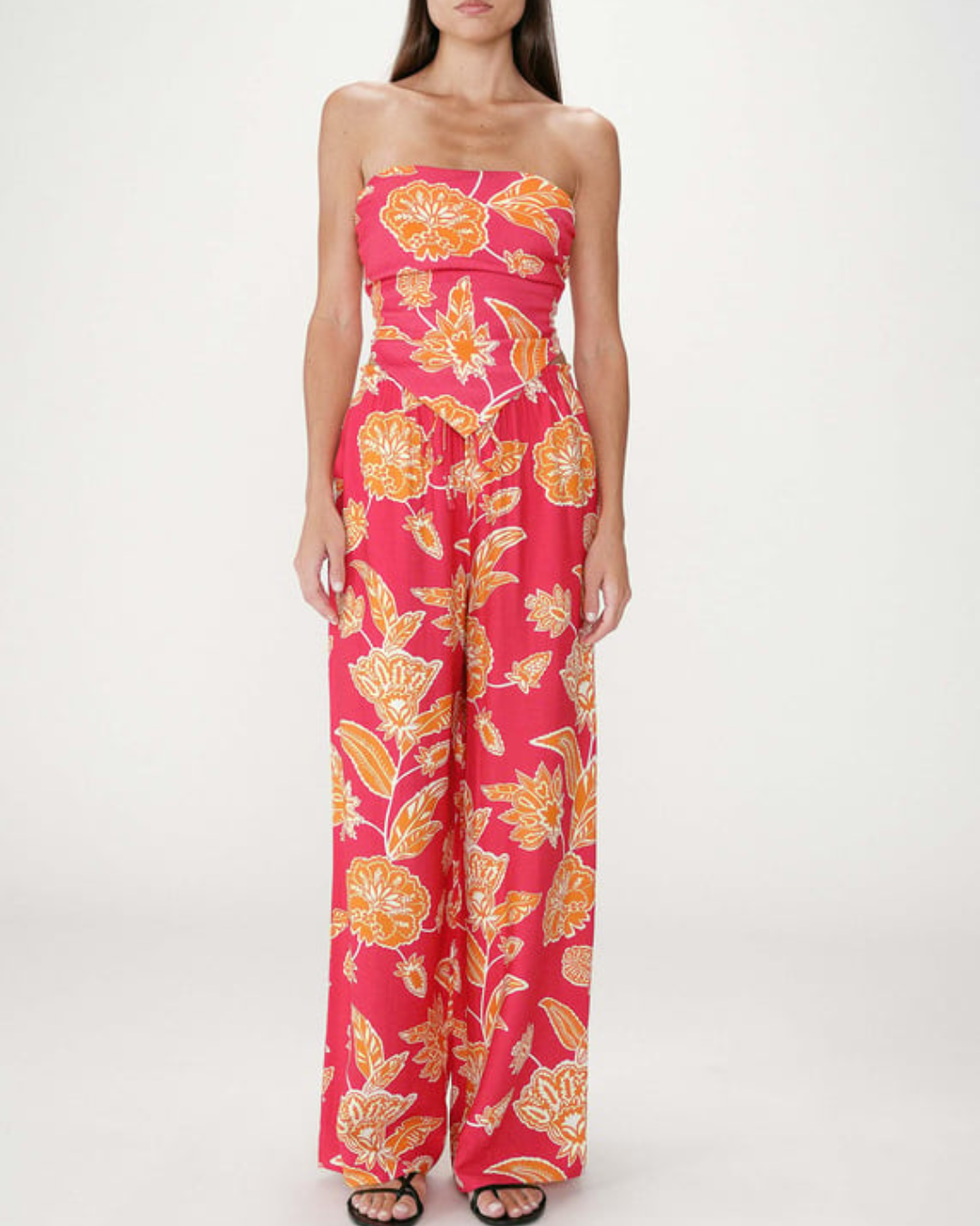 Woods Wide Leg Trousers Macacão rosa com estampa floral laranja e amarelo em modelo