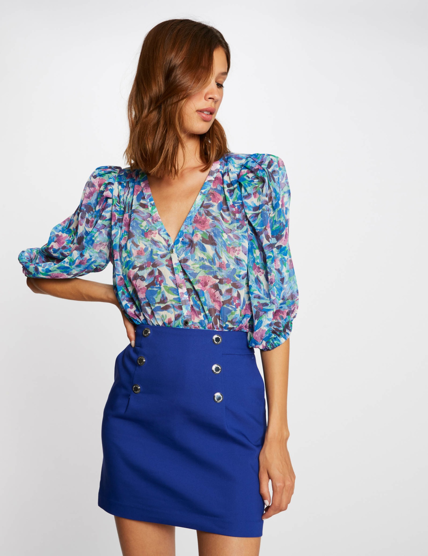 Pli Buttoned Mini Skirt Blusa floral com mangas 3/4 e saia azul royal com botões dourados