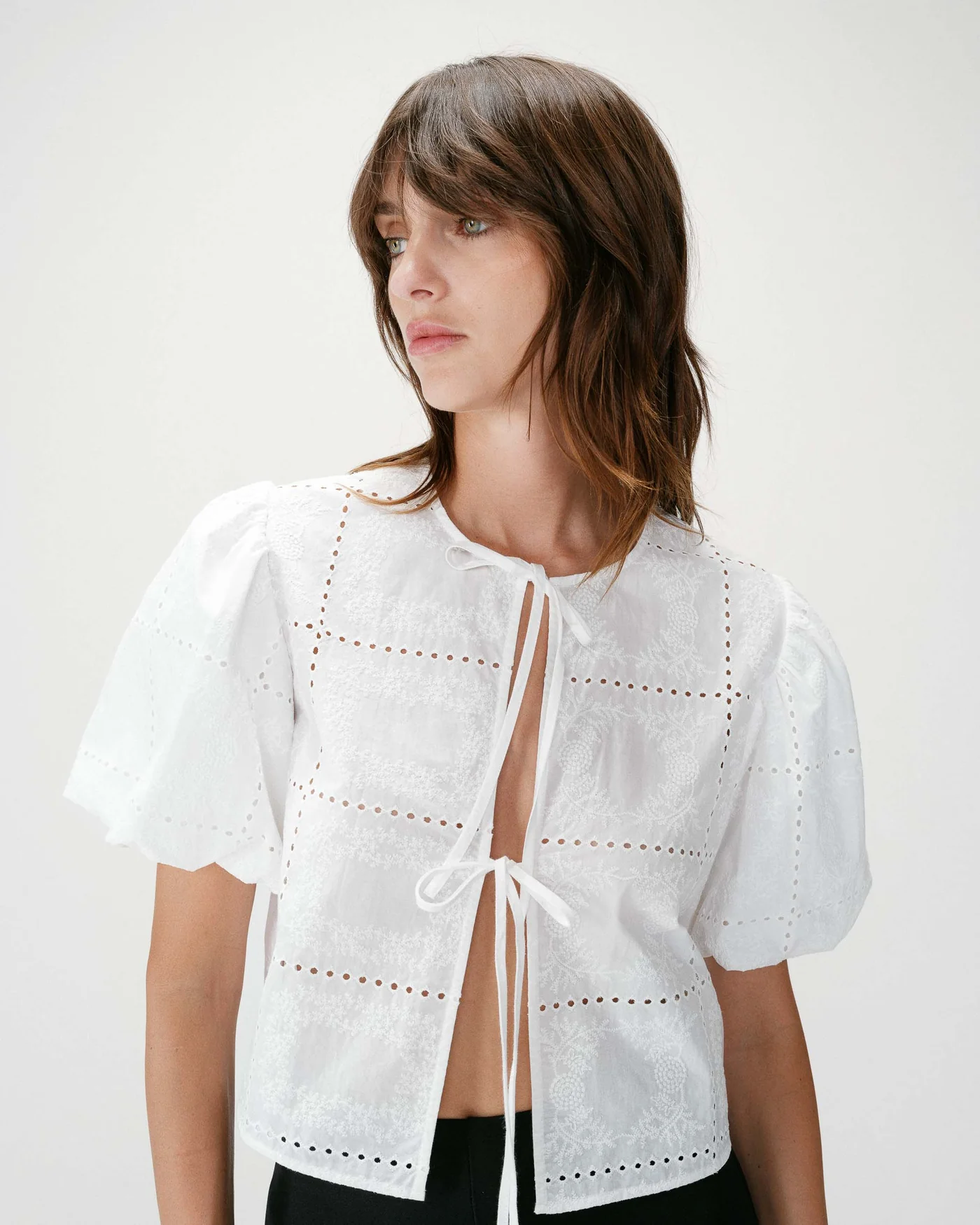 Wylette Embroidered Blouse Blusa branca com bordados e mangas bufantes num fundo claro.