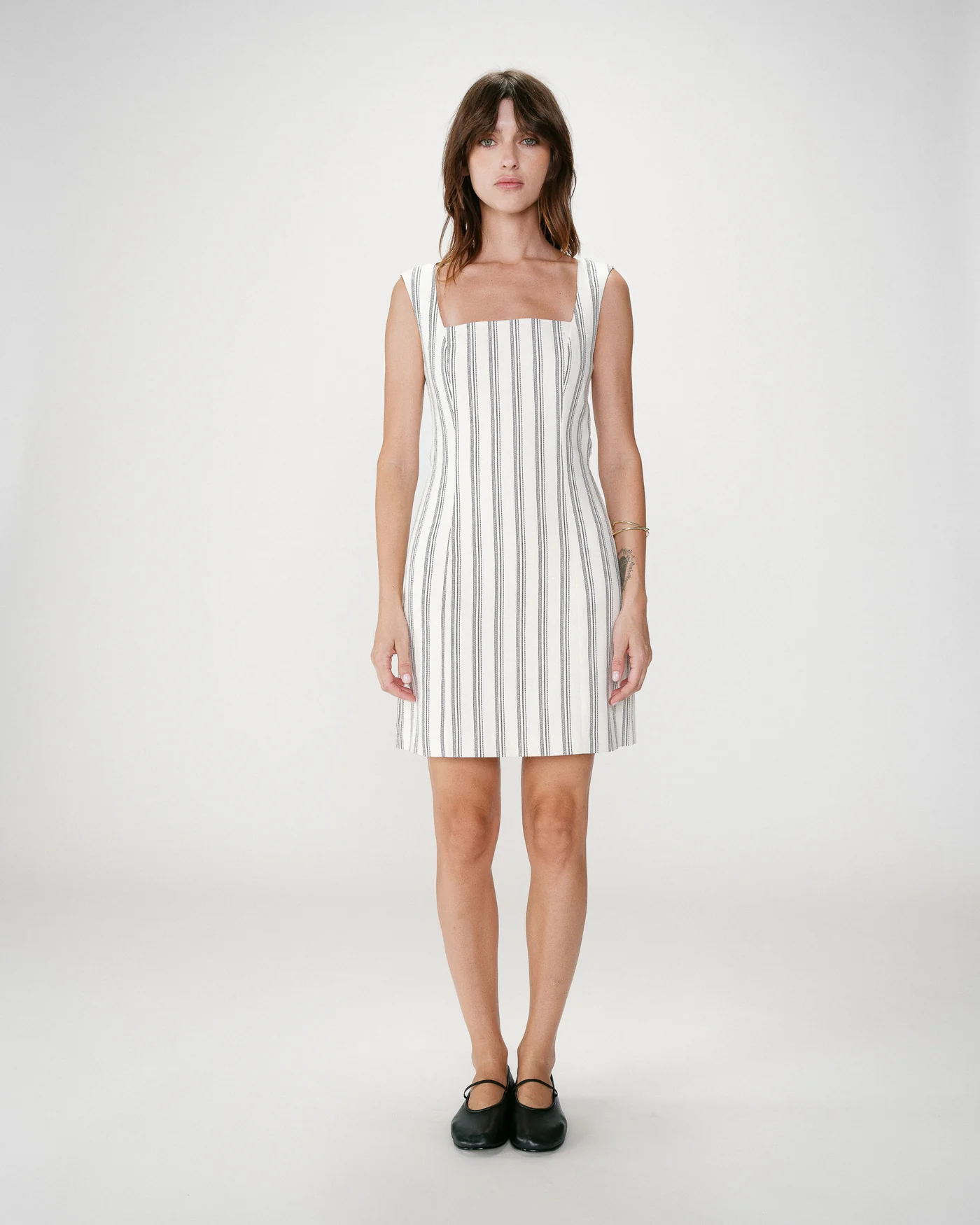 Wexana Striped Dress Vestido branco com riscas verticais pretas e decote quadrado