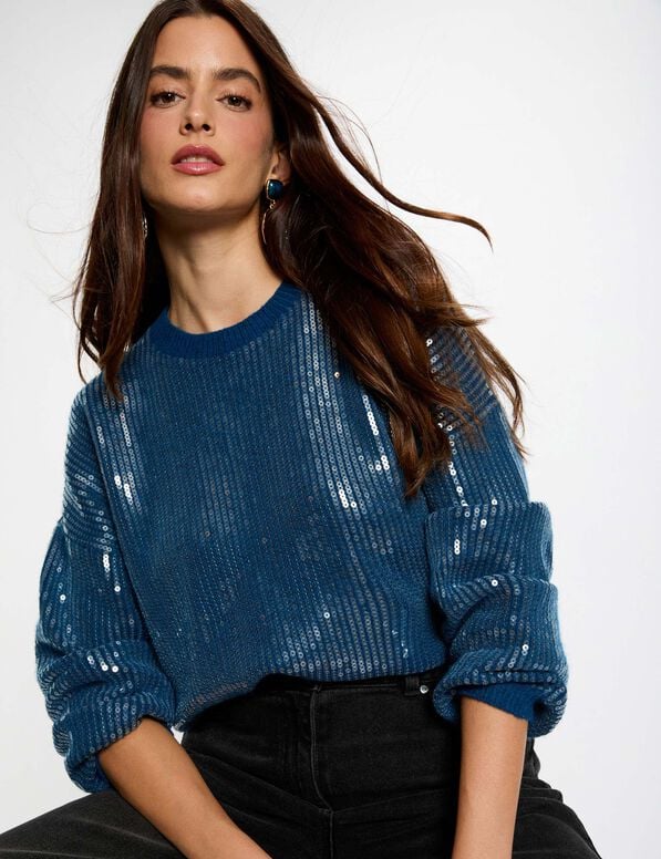 seki jumper Mulher com camisola azul de malha e lantejoulas prateadas e calças pretas