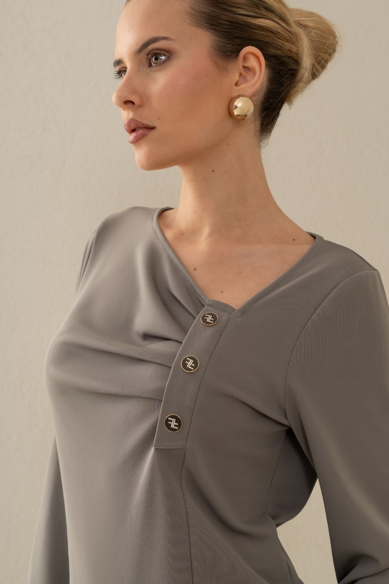 gabrielle blouse Blusa cinza com botões dourados e detalhes drapeados