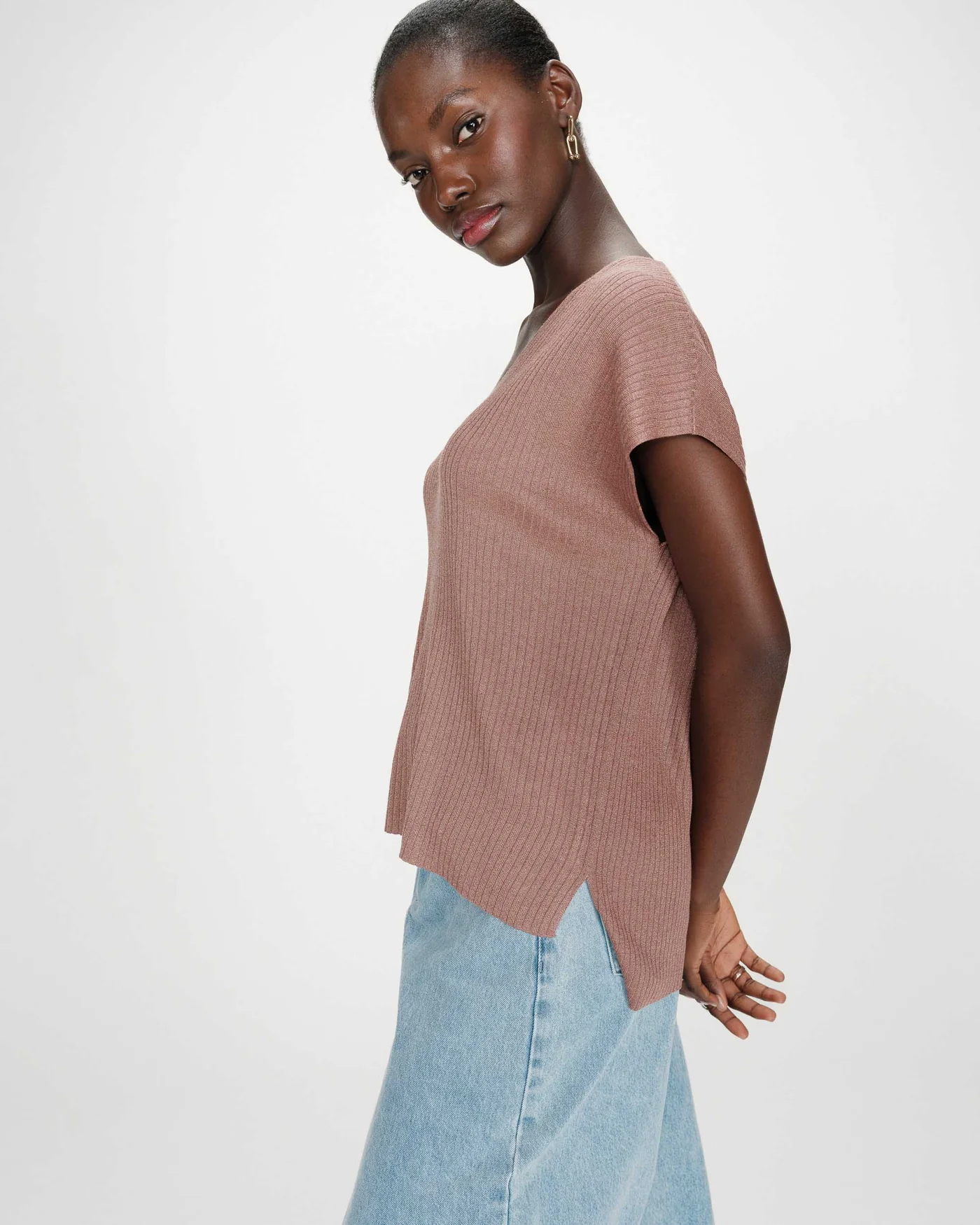 vaporo t-shirt Top de malha canelada rosa claro de manga curta com saia de ganga azul claro.