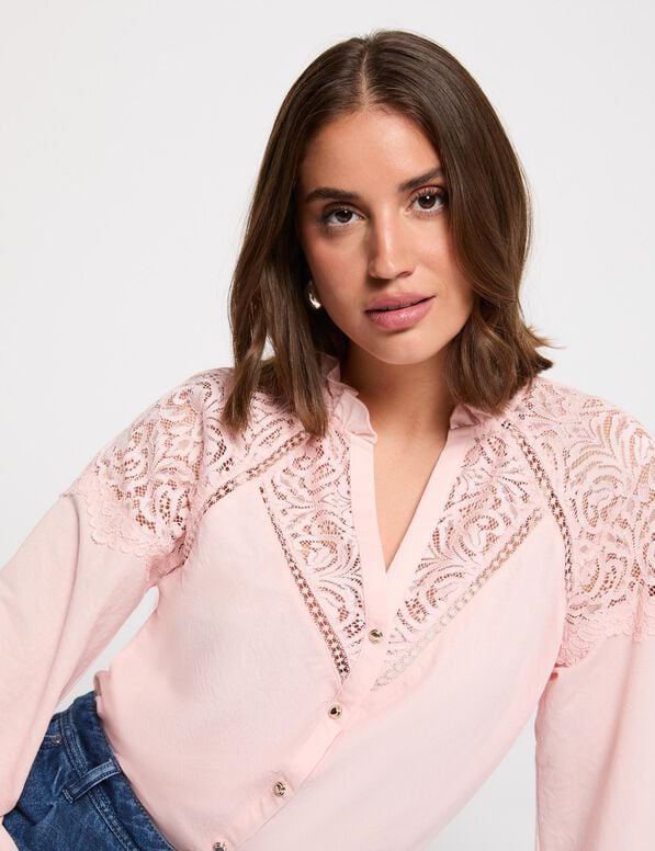 nicole cardigan Mulher a usar blusa rosa claro com renda e calças jeans azuis