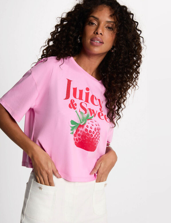 Juicy Cropped T-Shirt T-shirt rosa com estampa de morango e texto vermelho usada com saia branca