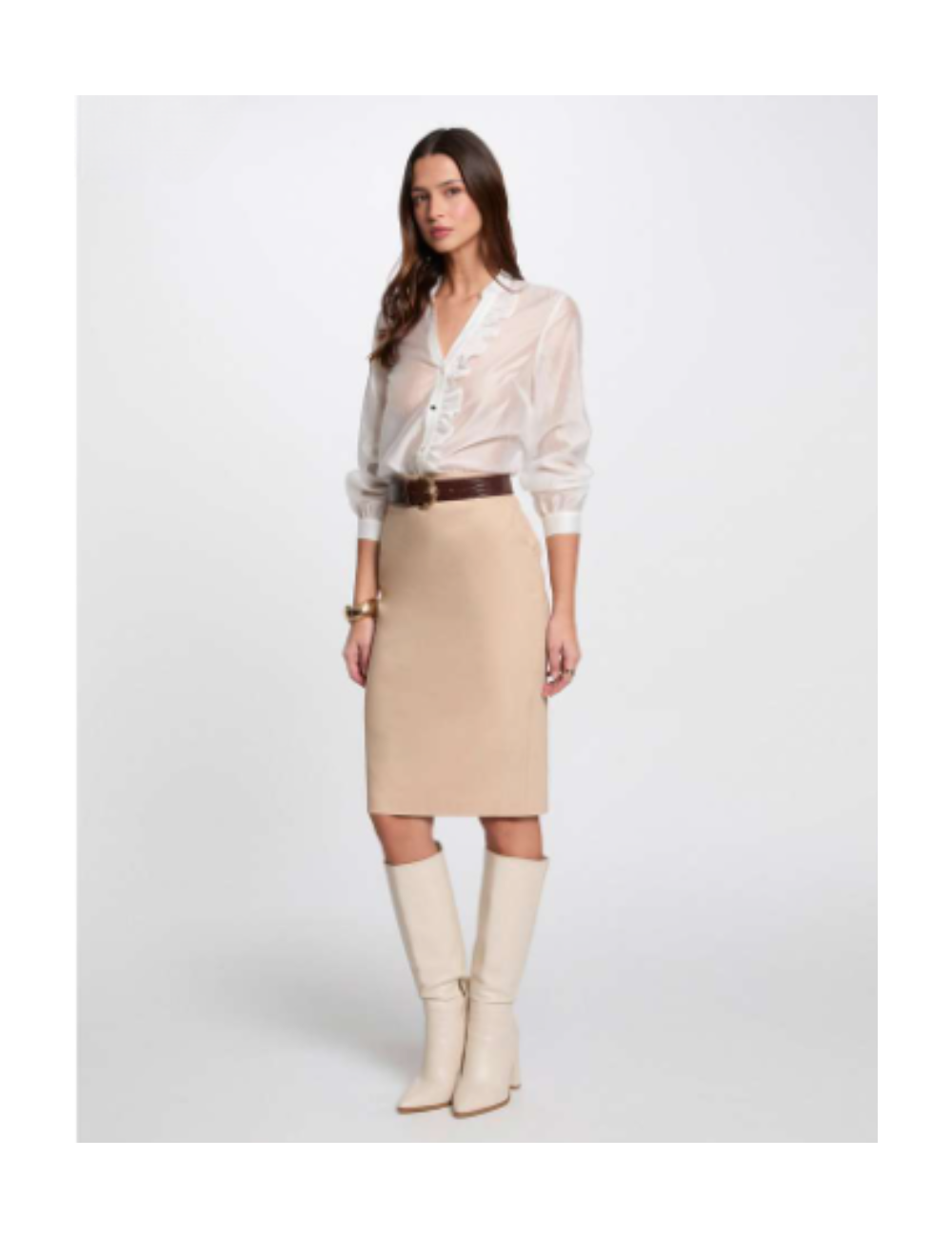 Rosso Tailored Midi Skirt Mulher com camisa branca semi-transparente, saia lápis bege, cinto castanho e botas bege.