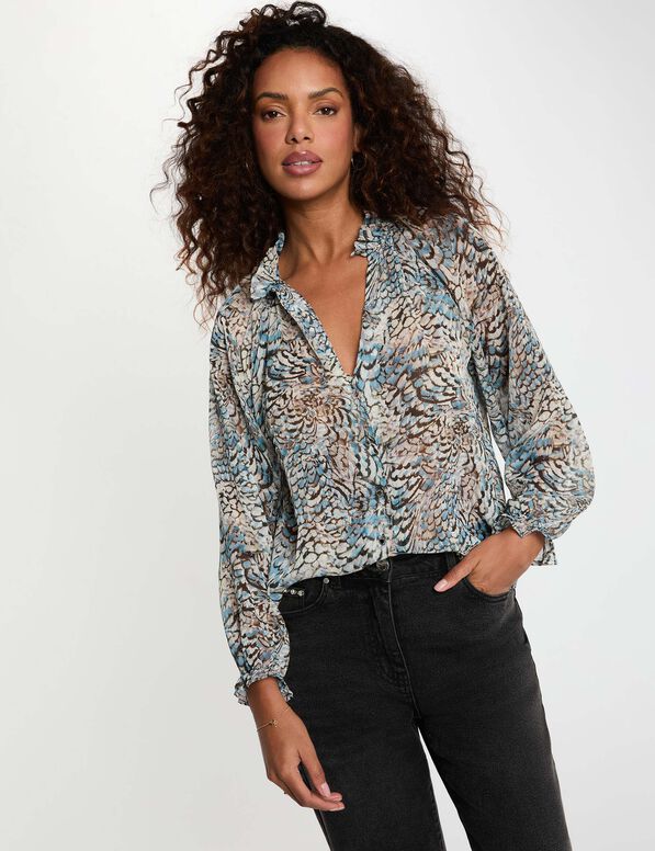 Cesky Shirt Modelo com blusa de padrão abstrato azul e castanho e calças pretas