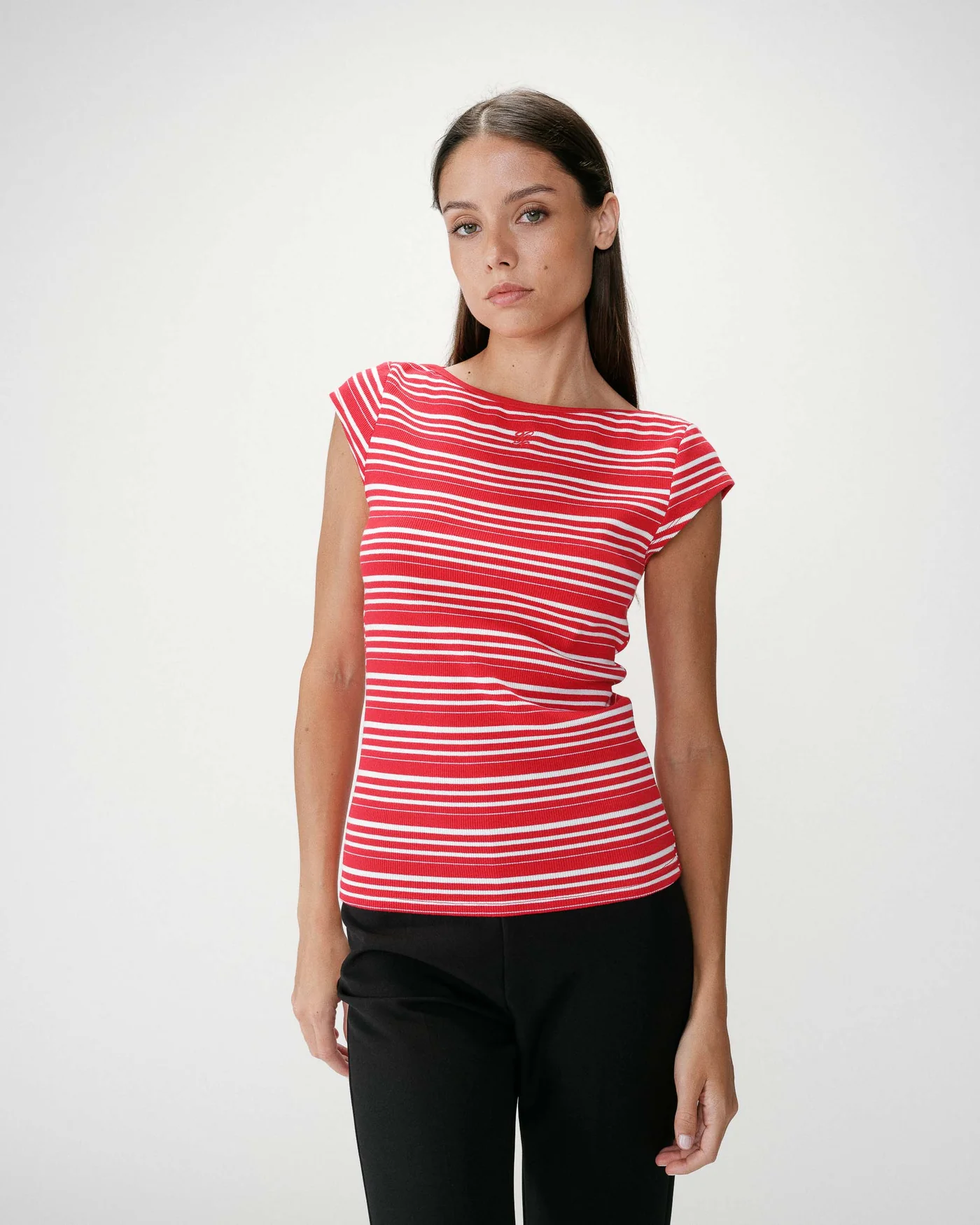 Wake Striped T-Shirt Mulher a usar t-shirt vermelha às riscas brancas e calças pretas num fundo branco