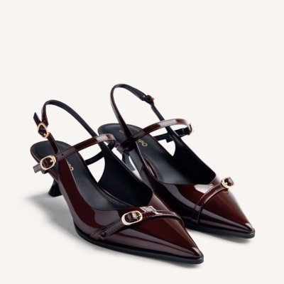 Sandálias de salto médio castanho escuro em verniz com tiras finas e fivelas douradas