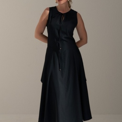 Vestido preto comprido sem mangas com laço e sandálias pretas