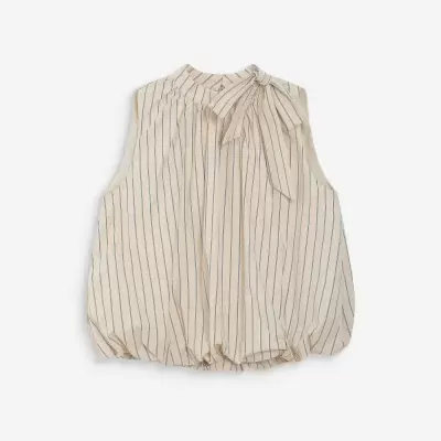 Blusa bege com riscas verticais, laço no pescoço e bainha franzida
