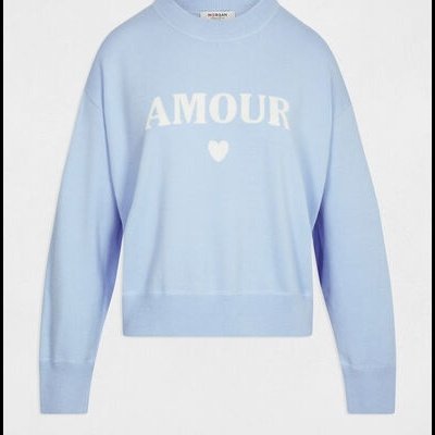 Sweatshirt azul clara com a palavra AMOUR e um coração em branco