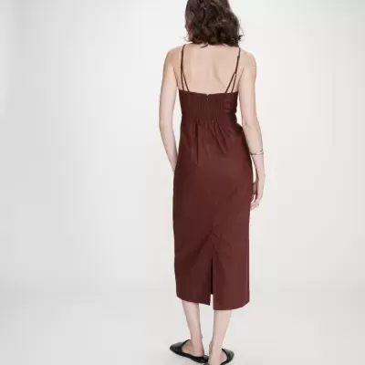 Vestido midi castanho escuro com alças finas e abertura atrás da saia