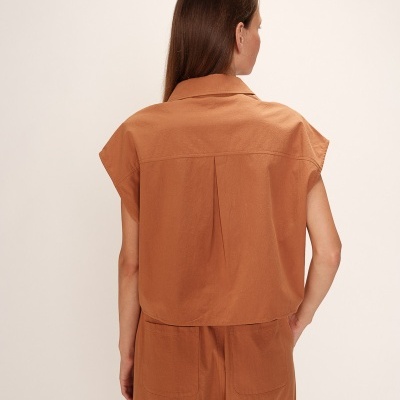 Camisa castanha leve com mangas curtas vista de costas