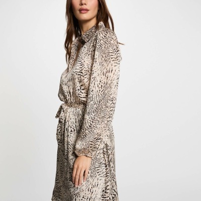 Vestido curto bege com padrão abstrato castanho e cinto