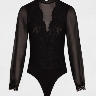 Body feminino preto com transparência e renda floral