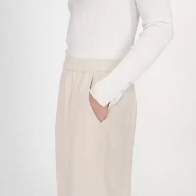 Blusa branca canelada com botões e saia ou calça ampla bege com cintura elástica