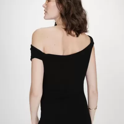 Vestido preto feminino com ombros à mostra, visto de costas