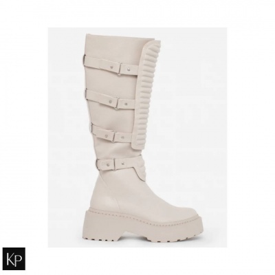 Bota feminina bege com sola grossa e fivelas laterais