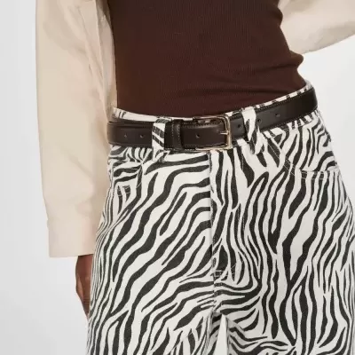 Calças com padrão riscas zebra e cinto castanho