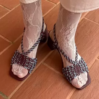 Sapatos de salto trançados com meias rendadas brancas