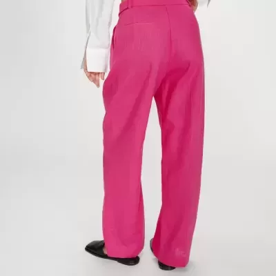 Calças rosa largas com bolsos traseiros em fundo branco