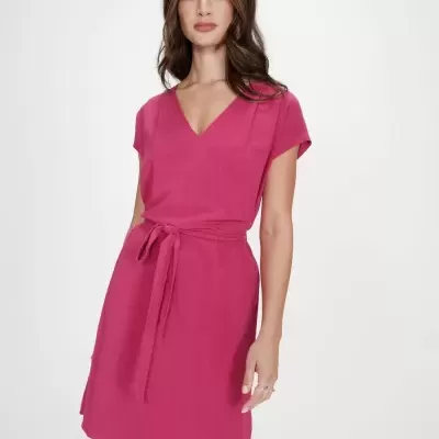 Vestido rosa com decote em V, mangas curtas e cinto do mesmo tecido