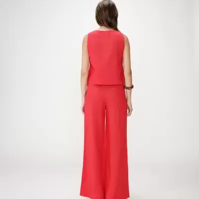 Conjunto feminino vermelho composto por top sem mangas e calças largas vistas de costas.