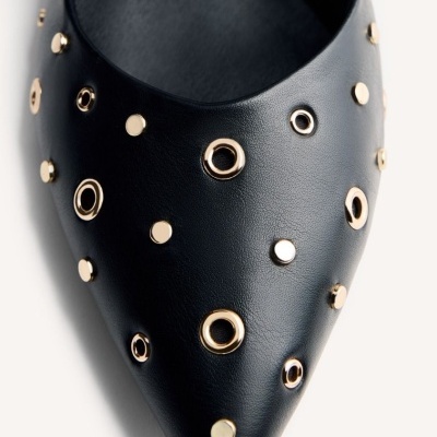 Sapatilha preta com ilhóses metálicos dourados