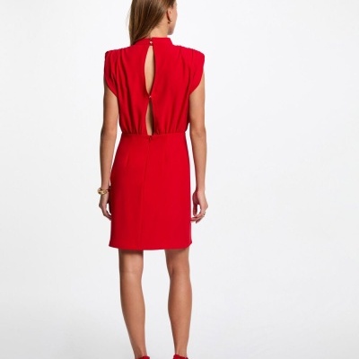 Vestido feminino vermelho com abertura nas costas e sandálias vermelhas, em fundo branco