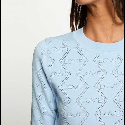 Camisola azul clara com padrão LOVE em relevo