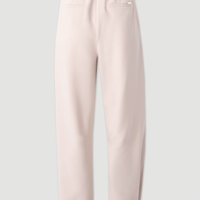 Calças cor rosa claro com cintura elástica e bolsos traseiros