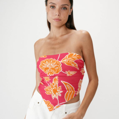 Top bandeau feminino rosa com padrão floral laranja