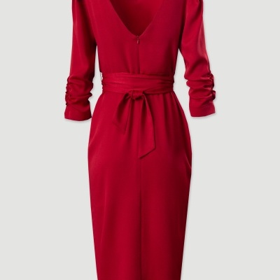 Vestido vermelho com manga comprida e laço na cintura