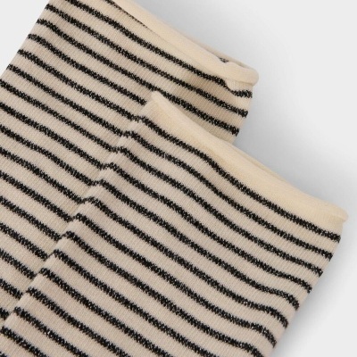 Meias com riscas pretas e brancas