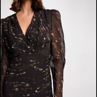 Vestido feminino preto com padrão dourado, mangas transparentes e decote em V