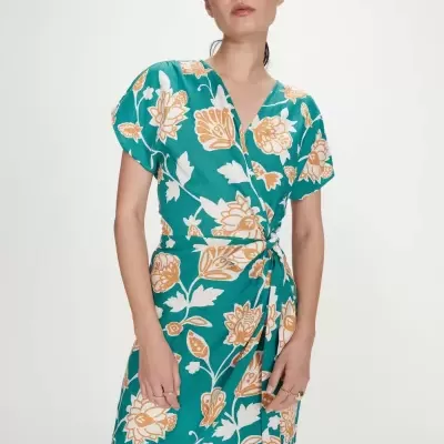 Vestido floral curto com nó na cintura e óculos escuros