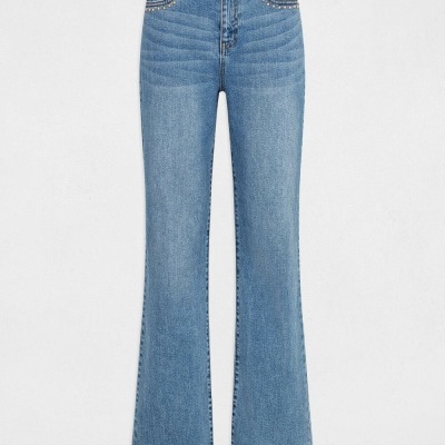 Calças de ganga azuis com rebites metálicos decorativos