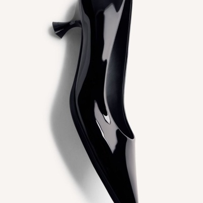 Sapato preto de salto alto em verniz