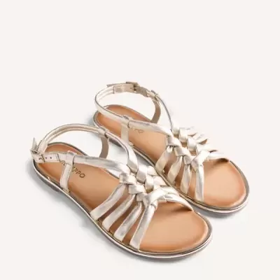 Sandálias femininas prateadas com tiras entrelaçadas e fecho de fivela