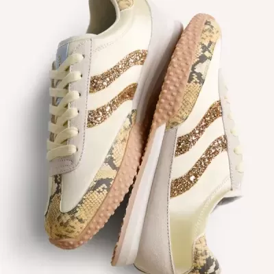 Sapatilhas creme e bege com padrão pele de serpente e riscas douradas glitter