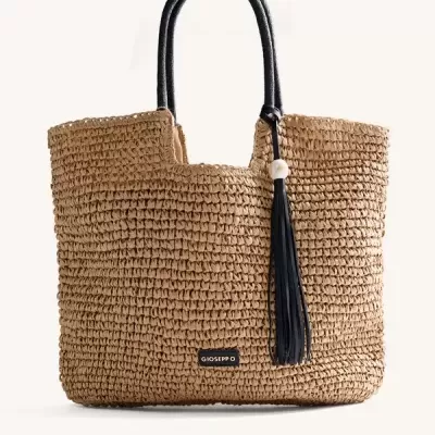 Mala de mão trançada castanha com pegas pretas e pendente