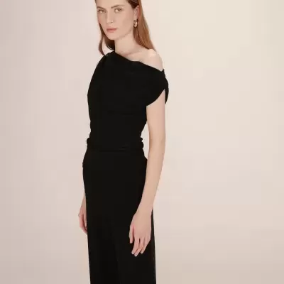 Vestido preto longo com ombro descoberto usado por mulher