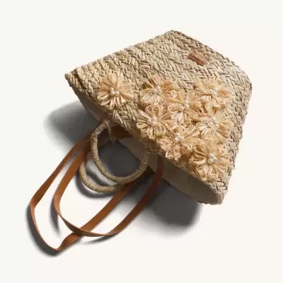 Mala de mão de palha decorada com flores de palha e pérolas