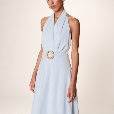 Vestido azul claro com decote halter e cinto com fivela redonda