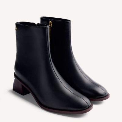 Botas pretas de couro com salto médio quadrado castanho e fecho dourado