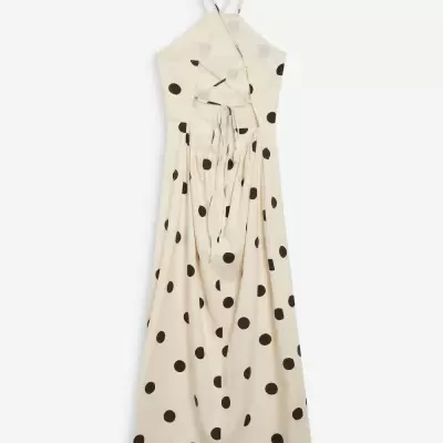 Vestido longo bege com bolinhas pretas e alças cruzadas