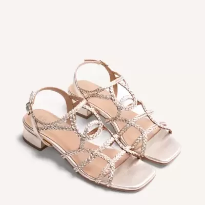 sandálias metálicas douradas de tiras cruzadas com salto baixo