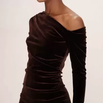Vestido de veludo castanho escuro com um ombro descoberto e manga longa