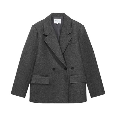 Blazer cinza escuro com botões pretos e bolsos com aba.